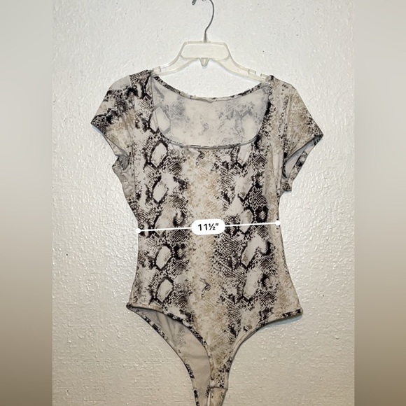 Chrysanthemum white and brown stick skin bodysuit with short sleeves size large - Picture 5 of 8